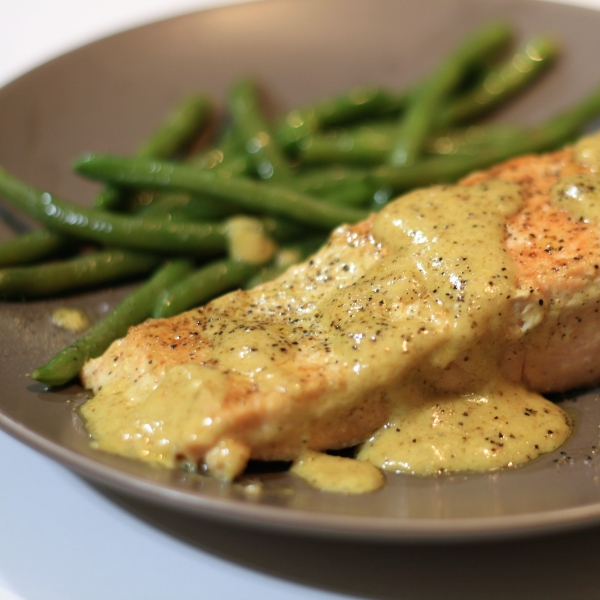 Pan-Fried Salmon in Curry Cream Sauce