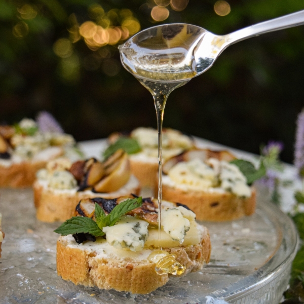 Blue Cheese and Grilled Pear Crostini
