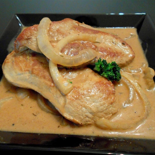 Sour Cream Pork Chop and Vidalia® Onion Gravy