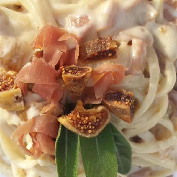 Fettuccine Alfredo with Figs and Prosciutto