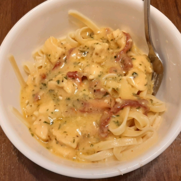 Chicken, Garlic, and Sundried Tomato Pasta