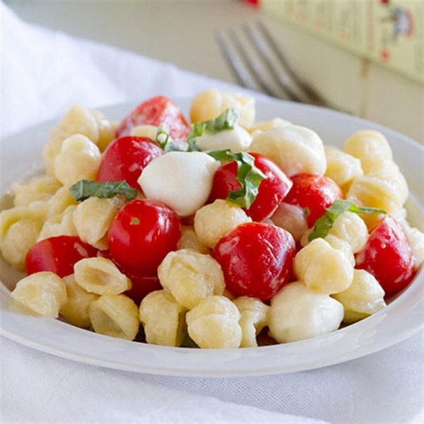 Easy Caprese Mac and Cheese
