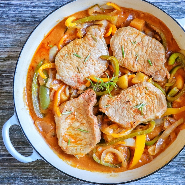 Pan-Fried Pork Chops with Apple and Pepper Gravy