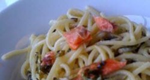 Quick and Easy Spaghetti with Smoked Salmon and Parsley in Cream Sauce