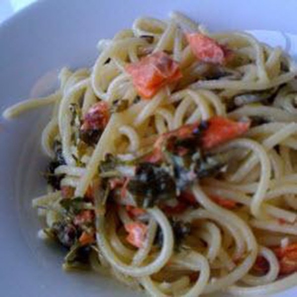 Quick and Easy Spaghetti with Smoked Salmon and Parsley in Cream Sauce