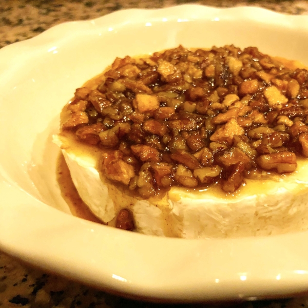 Baked Camembert with Apple-Pecan Topping