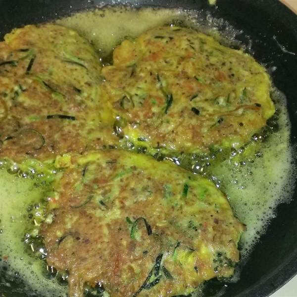 Low-Carb Salmon Patties with Fresh Dill