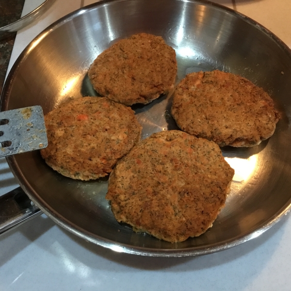 Low-Carb Salmon Patties with Fresh Dill