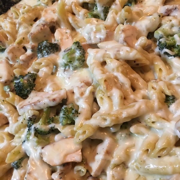 Cheesy Chicken Alfredo Pasta Bake