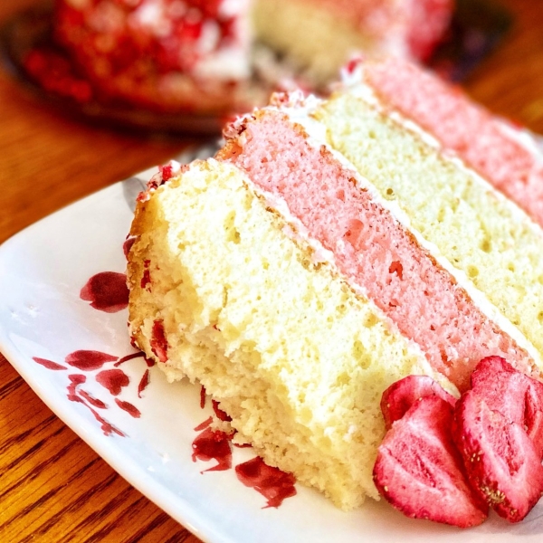 Strawberry Biscoff Crunch Cake