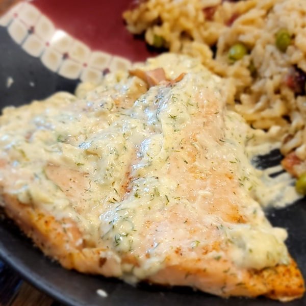 Grilled Salmon with Dill Sauce