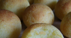 Brazilian Cheese Rolls (Pão de Queijo)