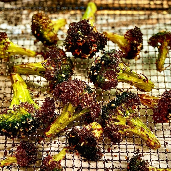 Air Fryer Broccoli with Everything Bagel Seasoning