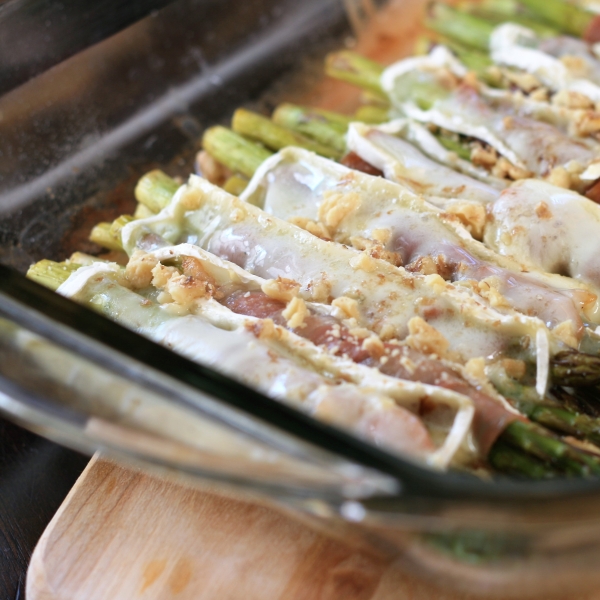 Brie and Prosciutto Asparagus Bundles