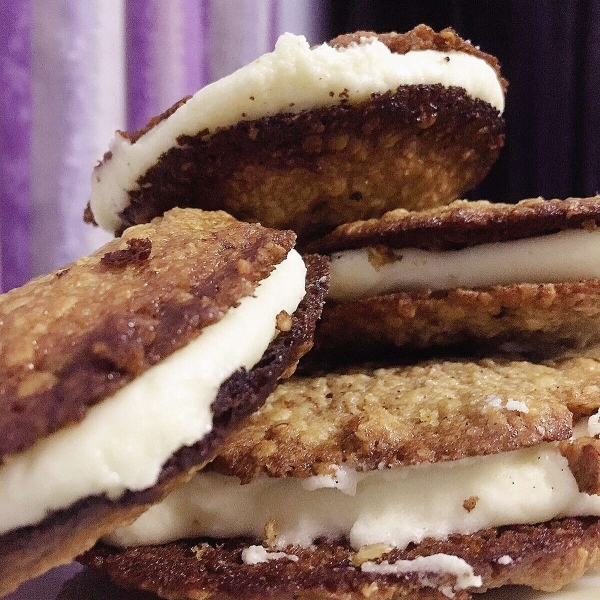 Oatmeal Cream Pies with Chocolate
