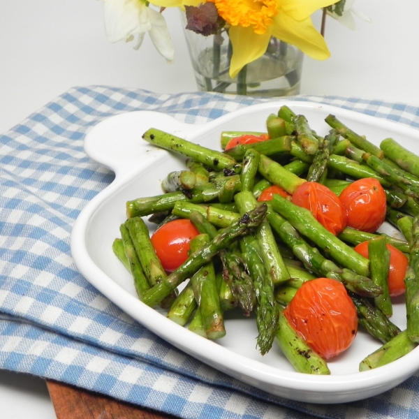 Air Fryer Asparagus and Tomatoes