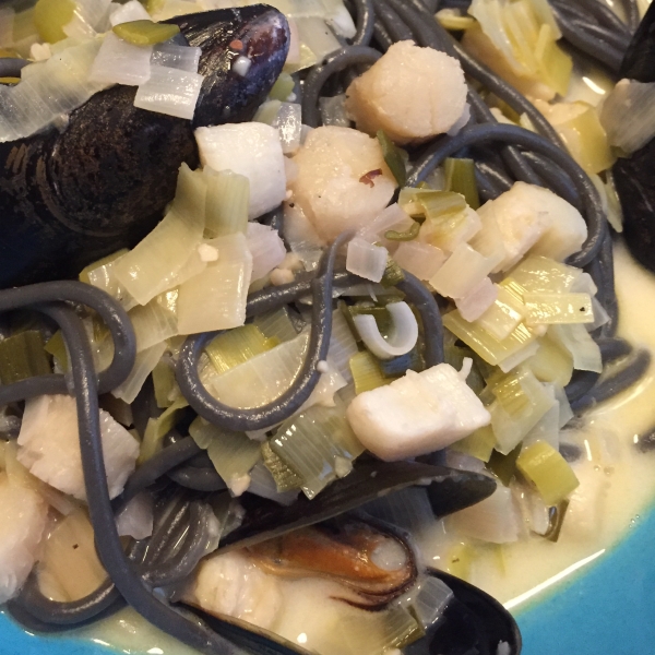 Melissa's Awesome Mussels and Scallops in Citrus Wine Broth