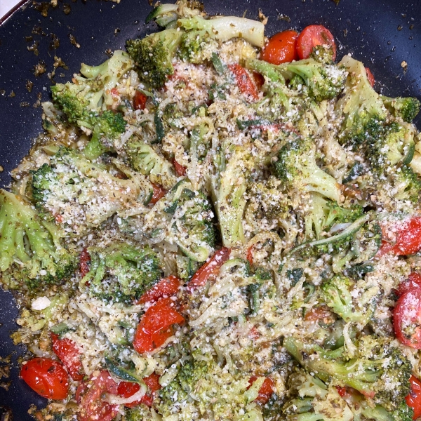 Pesto Zucchini Noodles with Tomatoes and Broccoli