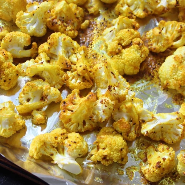 Easy Sheet Pan Roasted Cauliflower with Curry