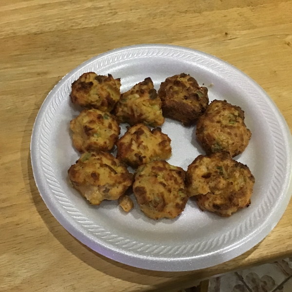 Keto Air Fryer Salmon Cakes with Sriracha Mayo