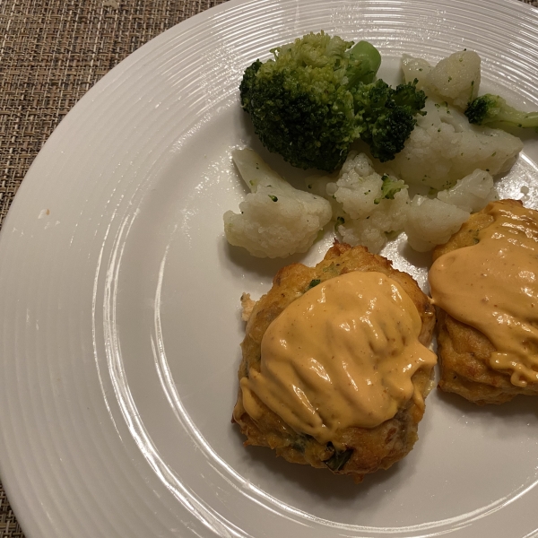 Keto Air Fryer Salmon Cakes with Sriracha Mayo