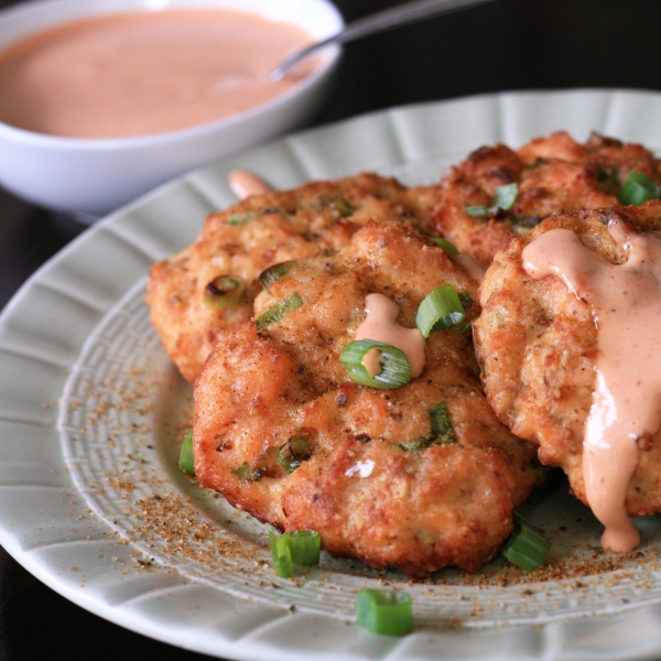 Keto Air Fryer Salmon Cakes with Sriracha Mayo