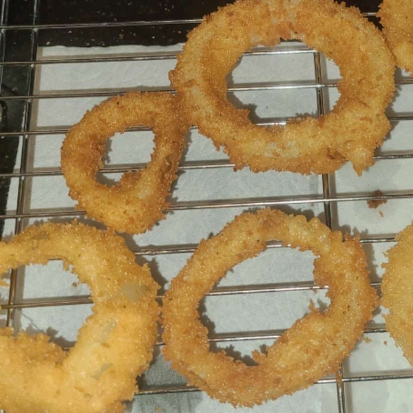 Making Crispy Onion Rings recipe Easy Cook Find
