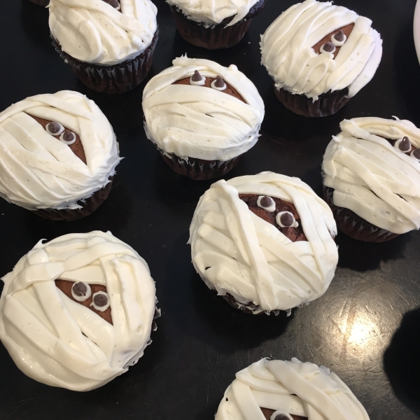 Easy Halloween Mummy Cupcakes