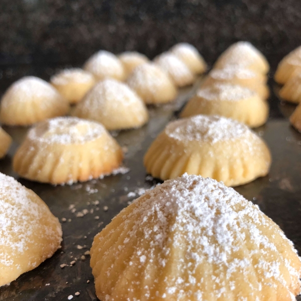 Ma'amoul (Lebanese Date Cookies)