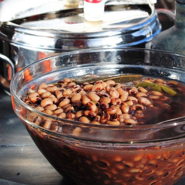 Pressure Cooked Black-Eyed Peas with Smoked Turkey Leg