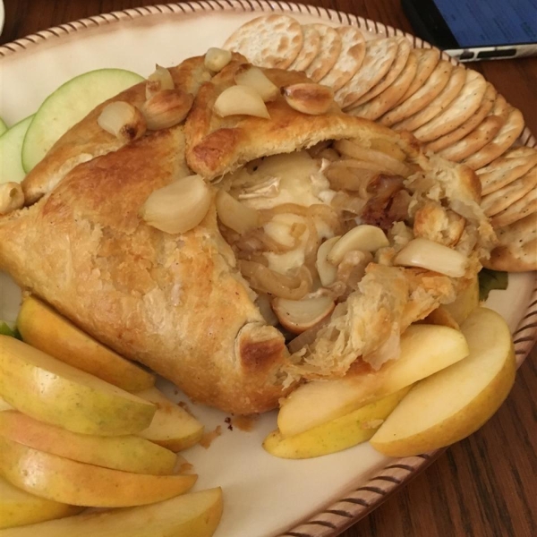 Baked Brie with Caramelized Onions