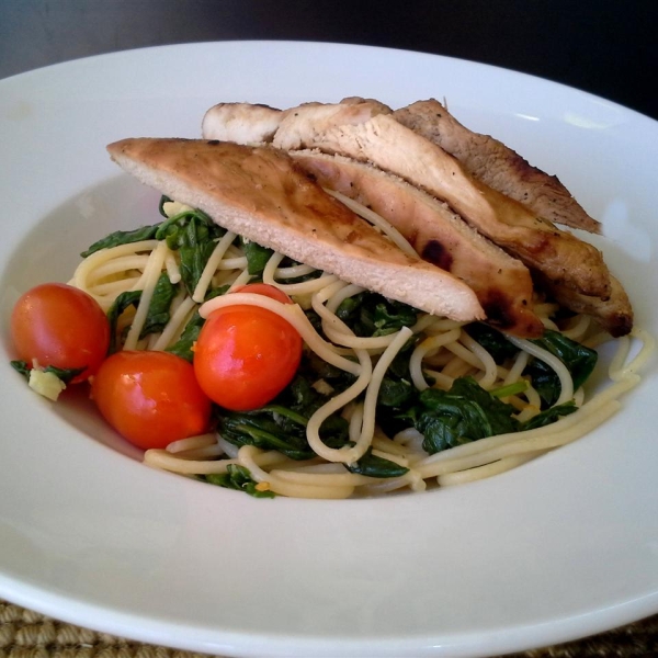 Spinach Toss Spaghetti with Tomatoes and Garlic