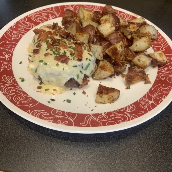 Grilled Filet Mignon with Gorgonzola Cream Sauce