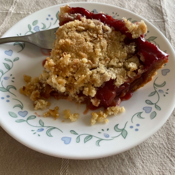 Crumb-Topped Strawberry Rhubarb Pie