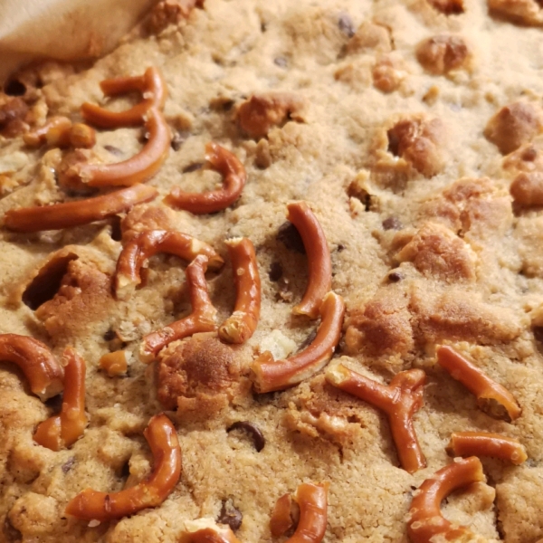 Chocolate Chip Fluffernutter Blondies