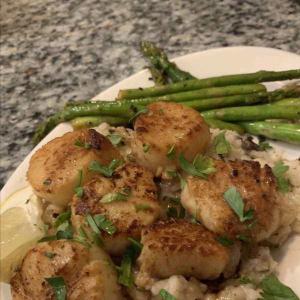 Pan-Seared Lemon and Garlic Scallops