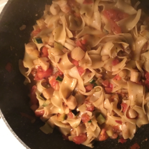 Pasta with Scallops, Zucchini, and Tomatoes