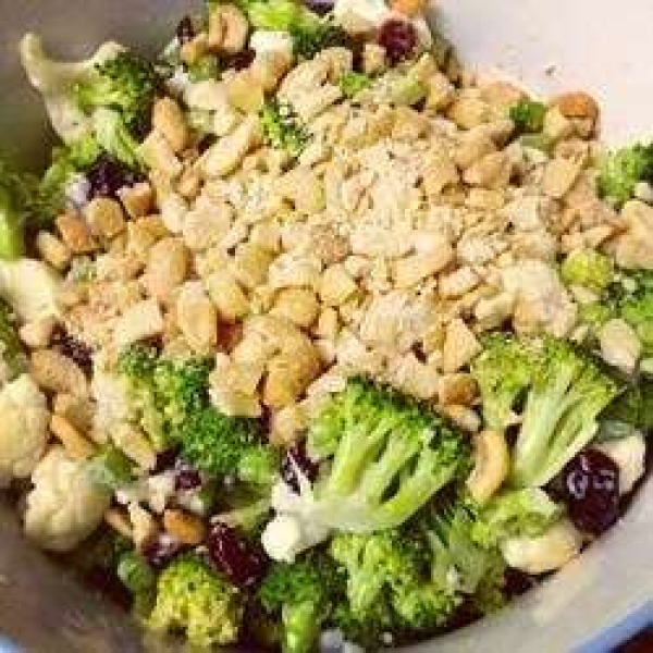 Delicious Broccoli Cranberry Salad