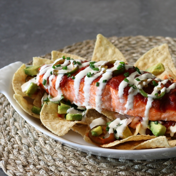 Salsa-Baked Salmon Nachos