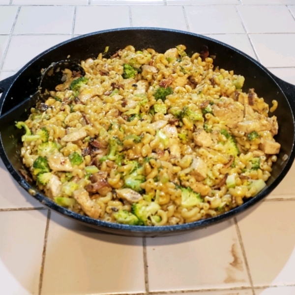 One-Pot Cheesy Bacon Ranch Pasta with Chicken and Broccoli
