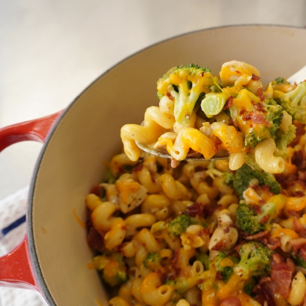 One-Pot Cheesy Bacon Ranch Pasta with Chicken and Broccoli