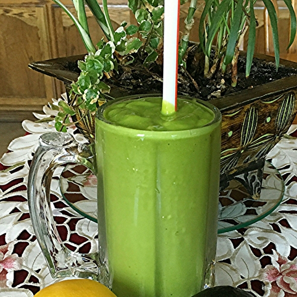 Spinach, Avocado, and Mango Smoothie