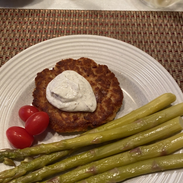 Salmon Patties With Dill Sauce