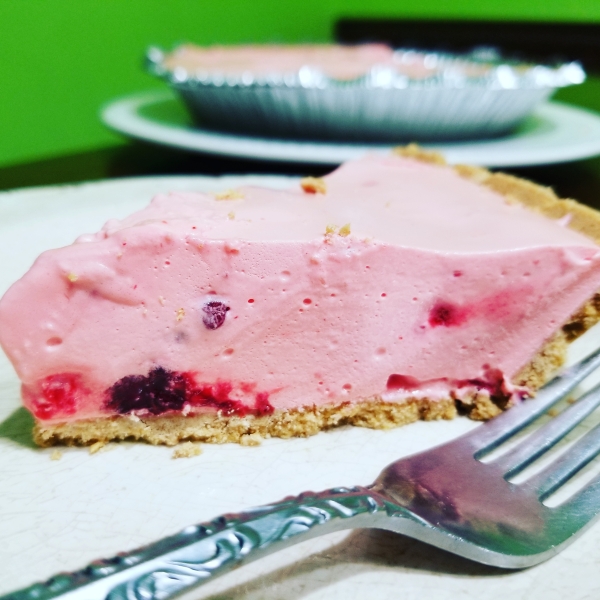 No-Bake Creamy Raspberry Pie
