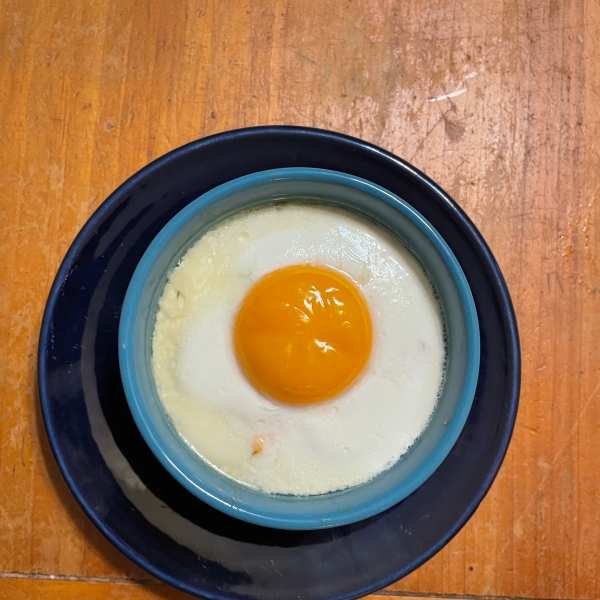 Oeufs Cocottes au Saumon (Baked Eggs with Smoked Salmon)