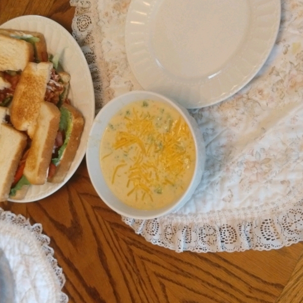 Sandy's Homemade Broccoli and Cheddar Soup