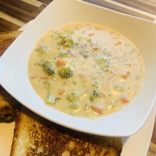 Sandy's Homemade Broccoli and Cheddar Soup