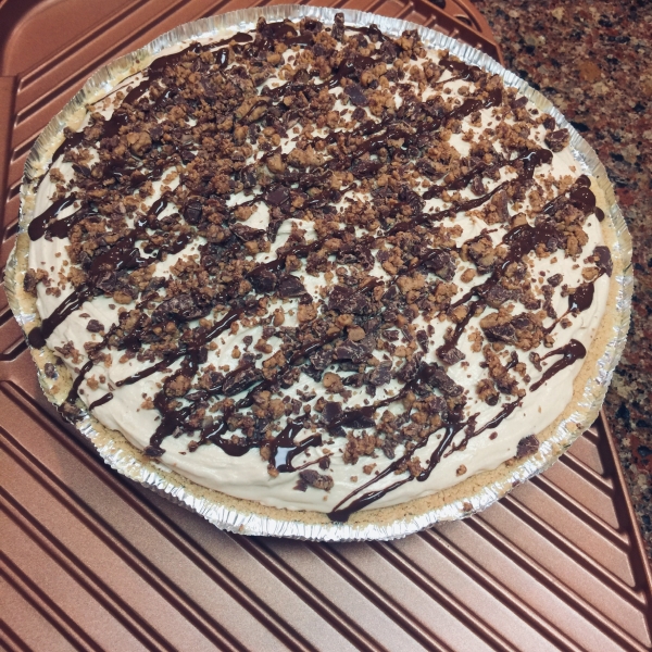 Smooth and Creamy Peanut Butter Pie