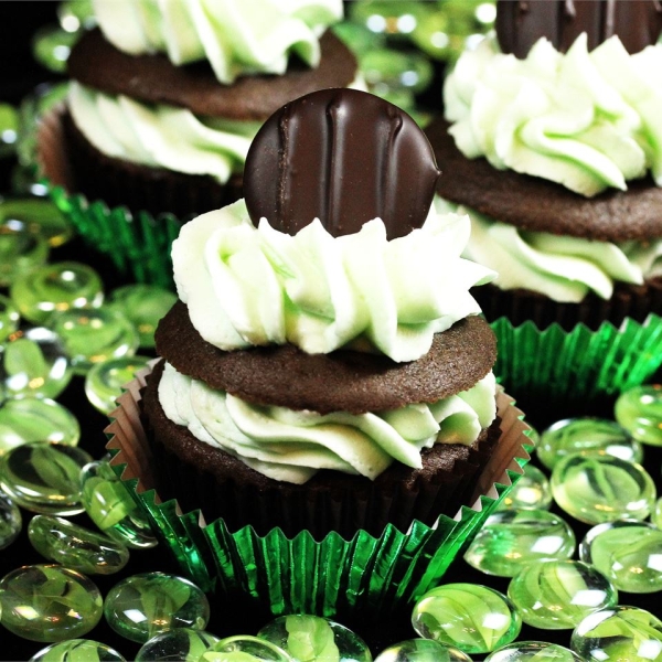 Mint Buttercream Frosting With Dark Chocolate Glaze