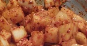 Kkakdugi (Korean Radish Kimchi)